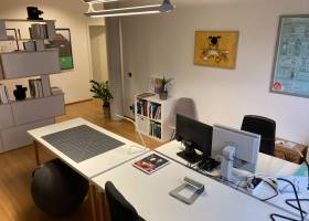 CoWorking Space mit Schreibtischen