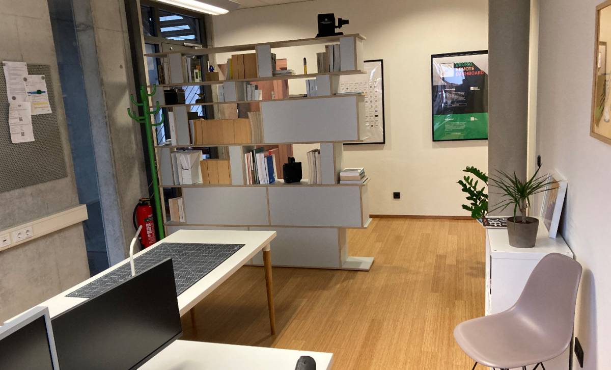 CoWorking Space mit Schreibtischen