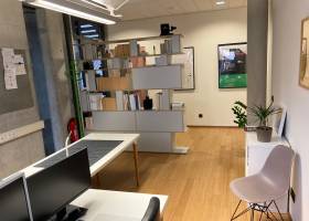 CoWorking Space mit Schreibtischen