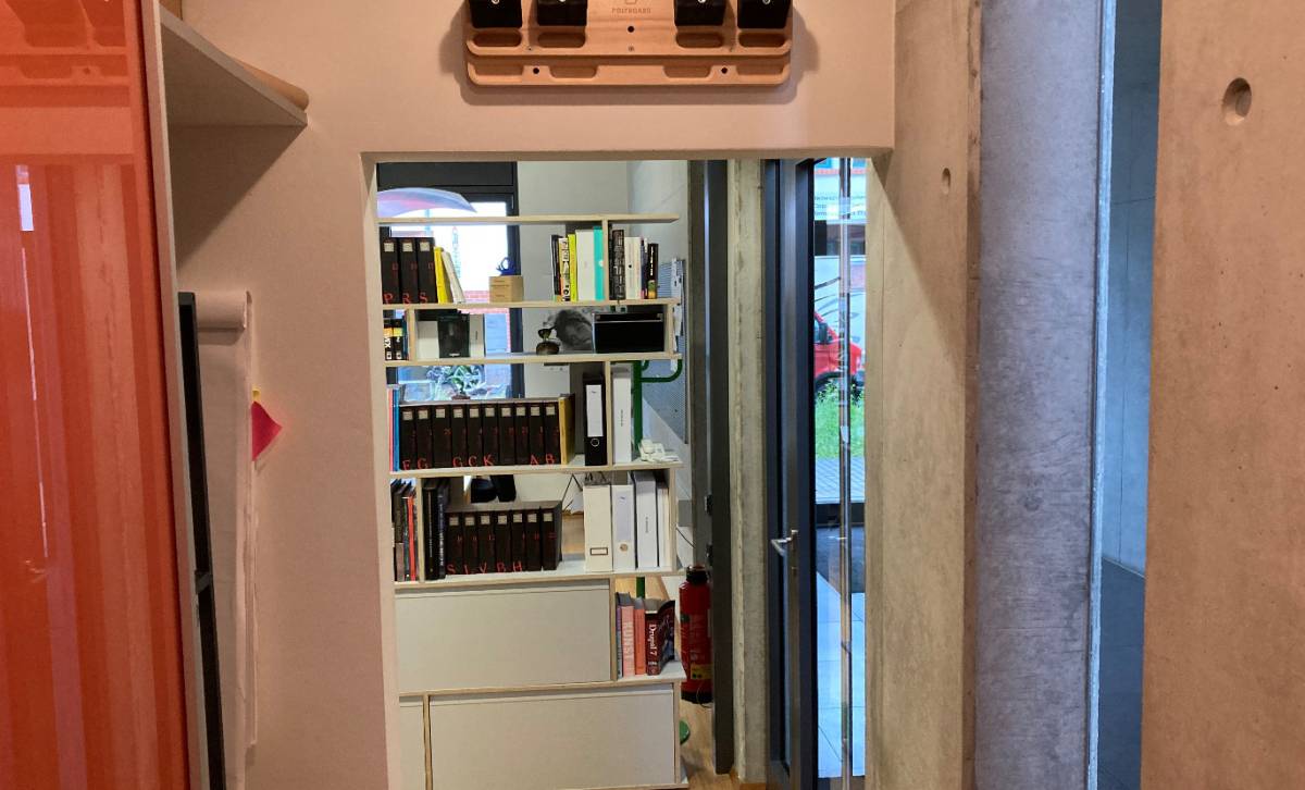 CoWorking Space mit Schreibtischen hinter Regal