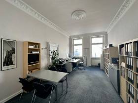 Altbaubüro mit hohen Decken und Stuck