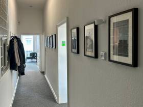 Altbaubüro mit hohen Decken und Stuck