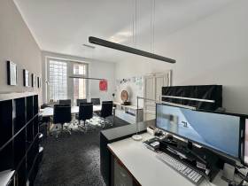 Altbaubüro mit hohen Decken und Stuck