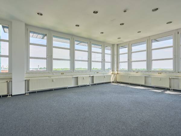Bürofläche mit 19 hellen Büroräumen in Marzahn-Hellersdorf — Bild 2