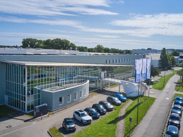 Heller, einladender Show-Room mit eigener Terrasse — Bild 8