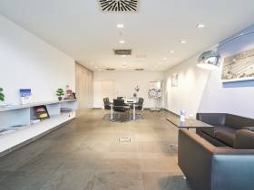 Heller, einladender Show-Room mit eigener Terrasse