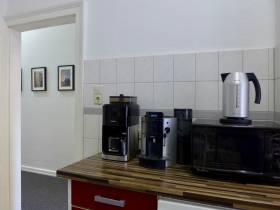 Altbaubüro mit hohen Decken und Stuck