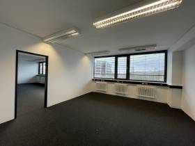 Lagerfläche mit hellen Büros - vielseitig nutzbar, flexibler Grundriss