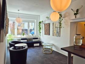 Schreibtischplatz / Coworking Space mit Blick auf die Isar