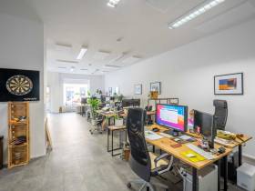 Attraktiver Workspace in kreativem Studio