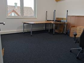 NEUBAU: Möblierter Büroraum mit Küche und Meeting-Bereich