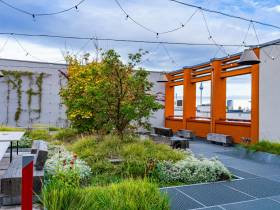 Flexible Büroflächen mit Dachterrasse und Panoramablick