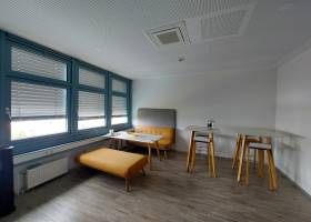 Gemütlicher Essbereich mit Laminatboden