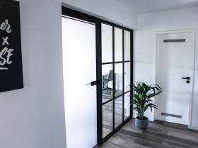 Hochwertig ausgestattete Arbeitsplätze in kreativer Atmosphäre