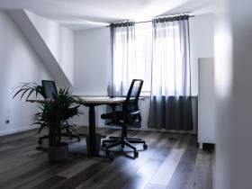 Hochwertig ausgestattete Arbeitsplätze in kreativer Atmosphäre