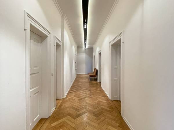 Historisches Architekturbüro mit voll ausgestattetem Raum in — Bild 3