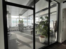 Moderne Büros, flexible Arbeitsplätze und Meetingräume