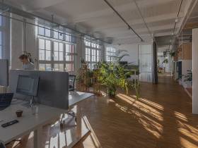 Helle Büroflächen an der Spree in Kreuzberg