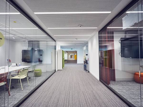 Modernes vollmöbliertes Büro in Bürogemeinschaft in — Bild 3