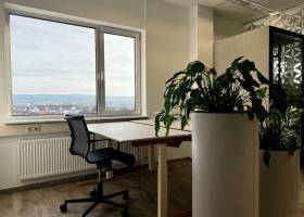 Blick auf die beiden freien Büroarbeitsplätze
