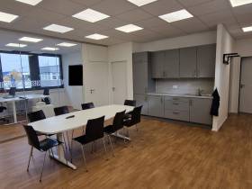 Helle und moderne Büroräume mit eigener Teeküche und WC