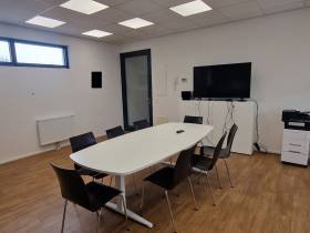 Helle und moderne Büroräume mit eigener Teeküche und WC