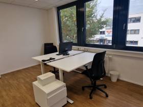 Helle und moderne Büroräume mit eigener Teeküche und WC