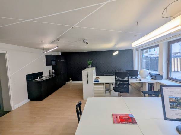 Ruhige Coworking Plätze in kleiner Bürogemeinschaft in — Bild 1