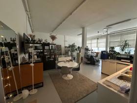 Arbeitsplatz in lebenslustiger Ateliergemeinschaft in Lierenfeld