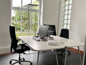 Helle, möblierte Bürofläche in ehemaliger Schmiede