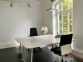 Helle, möblierte Bürofläche in ehemaliger Schmiede