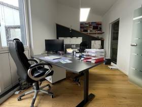 Modernes Bürohaus/ Laden für Einzelhandel in 1A Lage