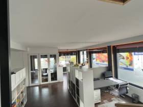 Modernes Bürohaus/ Laden für Einzelhandel in 1A Lage