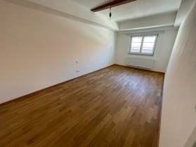 Kleiner Büroraum in moderner Werbeagentur