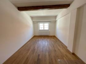 Kleiner Büroraum in moderner Werbeagentur