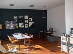 Arbeitsplatz in einem Ladenbüro in kreativer Gemeinschaft