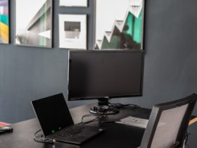 Arbeitsplatz in einem Ladenbüro in kreativer Gemeinschaft