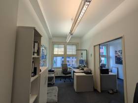 Helles Büro mitten in Berlin in der 3 Etage mit Aufzug.