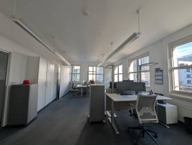 Helles Büro mitten in Berlin in der 3 Etage mit Aufzug.
