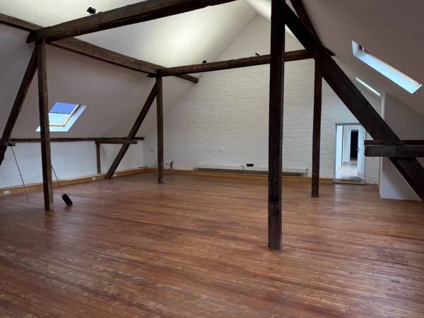 Helles Loft Büro in Bürogemeinschaft auf saniertem Bauernhof in — Bild 3