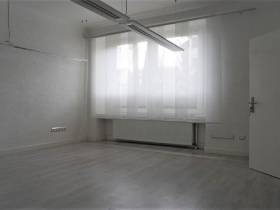 Lichtdurchflutete Bürogemeinschaft in sanierter Fabrikantenvilla,