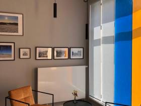 Moderner Arbeitsplatz in kleinem Gemeinschaftsbüro