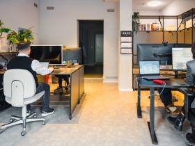 Moderner Arbeitsplatz in kleinem Gemeinschaftsbüro