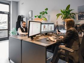 Moderner Arbeitsplatz in kleinem Gemeinschaftsbüro