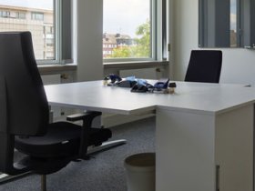 Helle Büros in verschiedenen Größen und Coworkingplätze