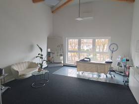 NEUBAU: Möblierter Büroraum mit Küche und Meeting-Bereich