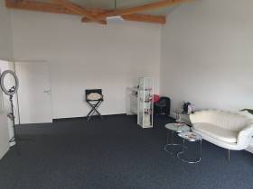 NEUBAU: Möblierter Büroraum mit Küche und Meeting-Bereich