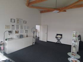 NEUBAU: Möblierter Büroraum mit Küche und Meeting-Bereich