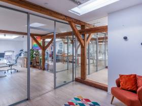 Helle Büros im Herzen Kreuzbergs mit Dachterasse