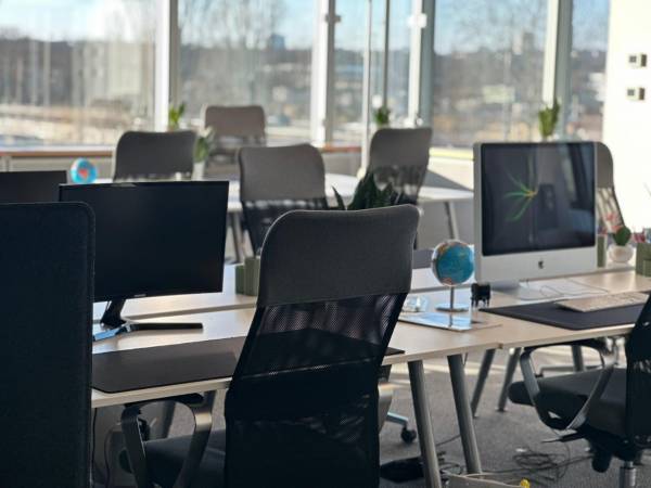 Moderner Coworking Space in Fechenheim, Frankfurt mit Skylineblick — Bild 1